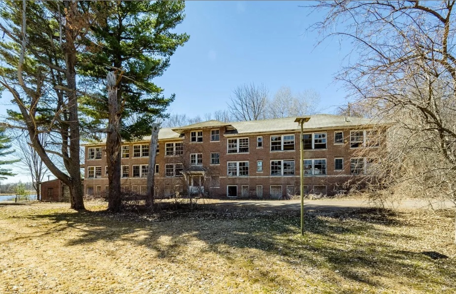 Wanna Buy Pine City's (Allegedly) Haunted Sanitorium for $100K? - Racket