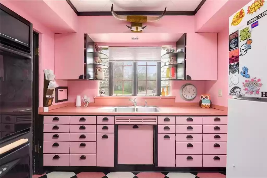 Midge's Kitchenette - Tile Floor Option - With Pink Fridge Sweep