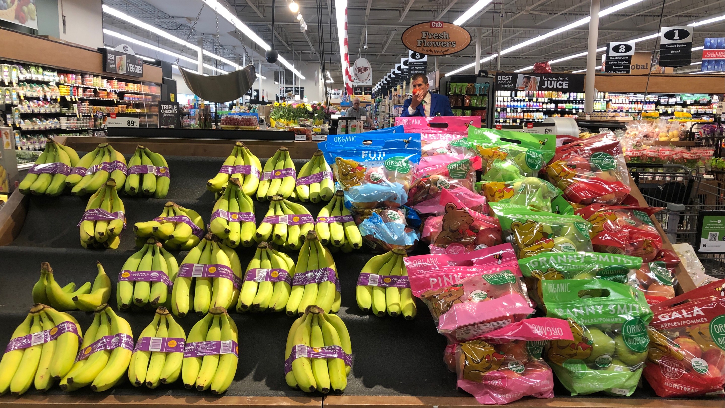 a display of organic bananas and apples inside the uptown cub