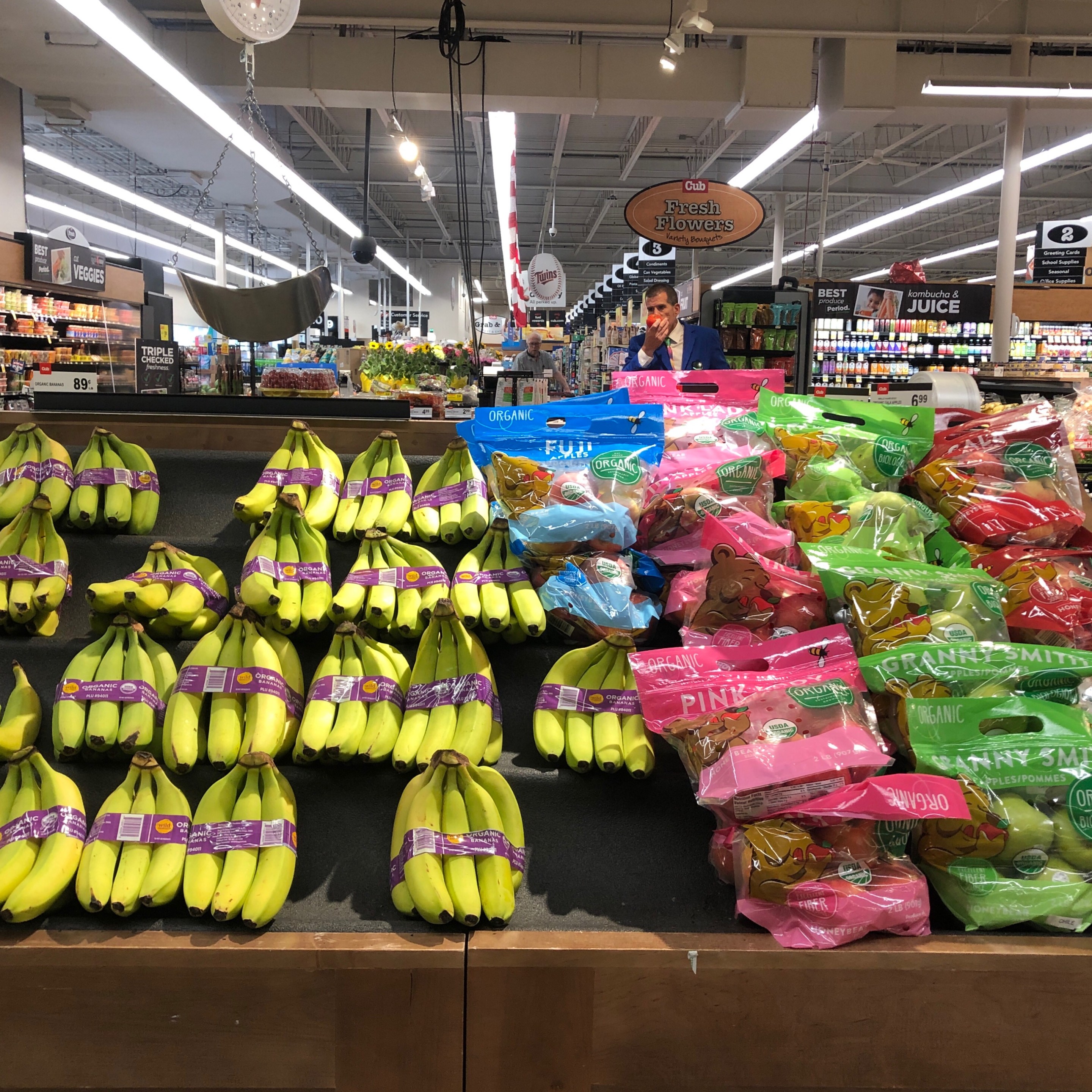 a display of organic bananas and apples inside the uptown cub