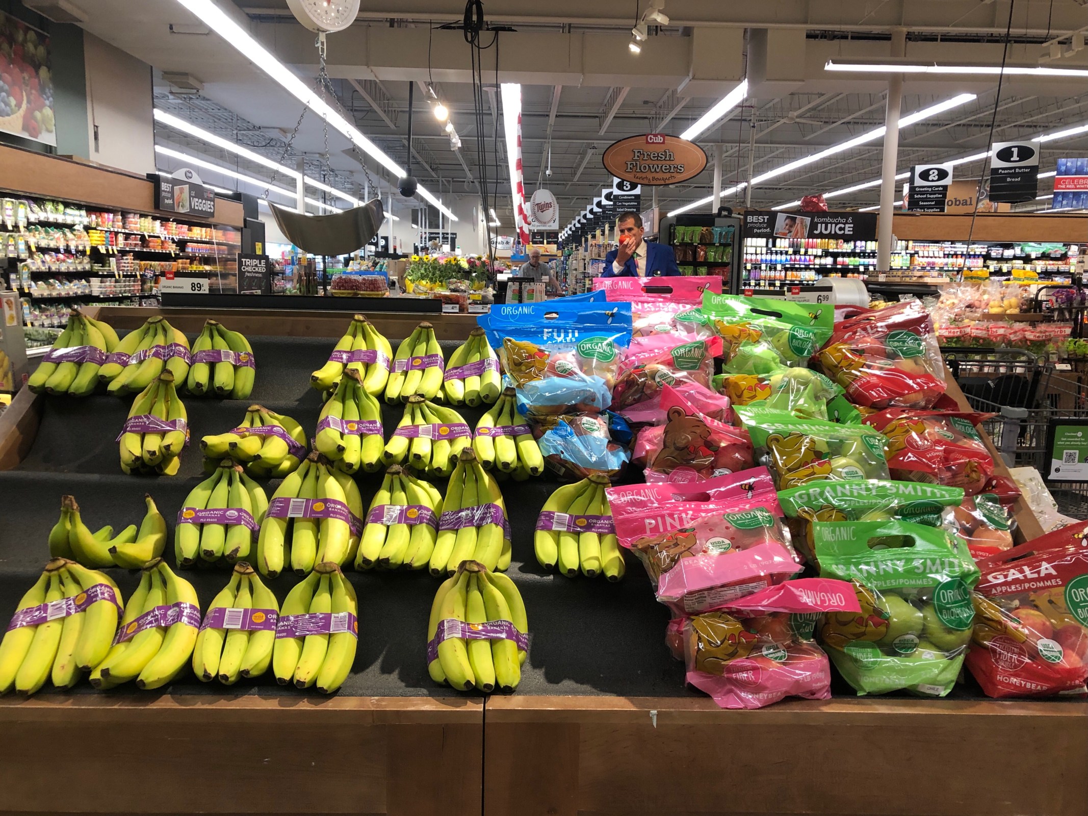 a display of organic bananas and apples inside the uptown cub