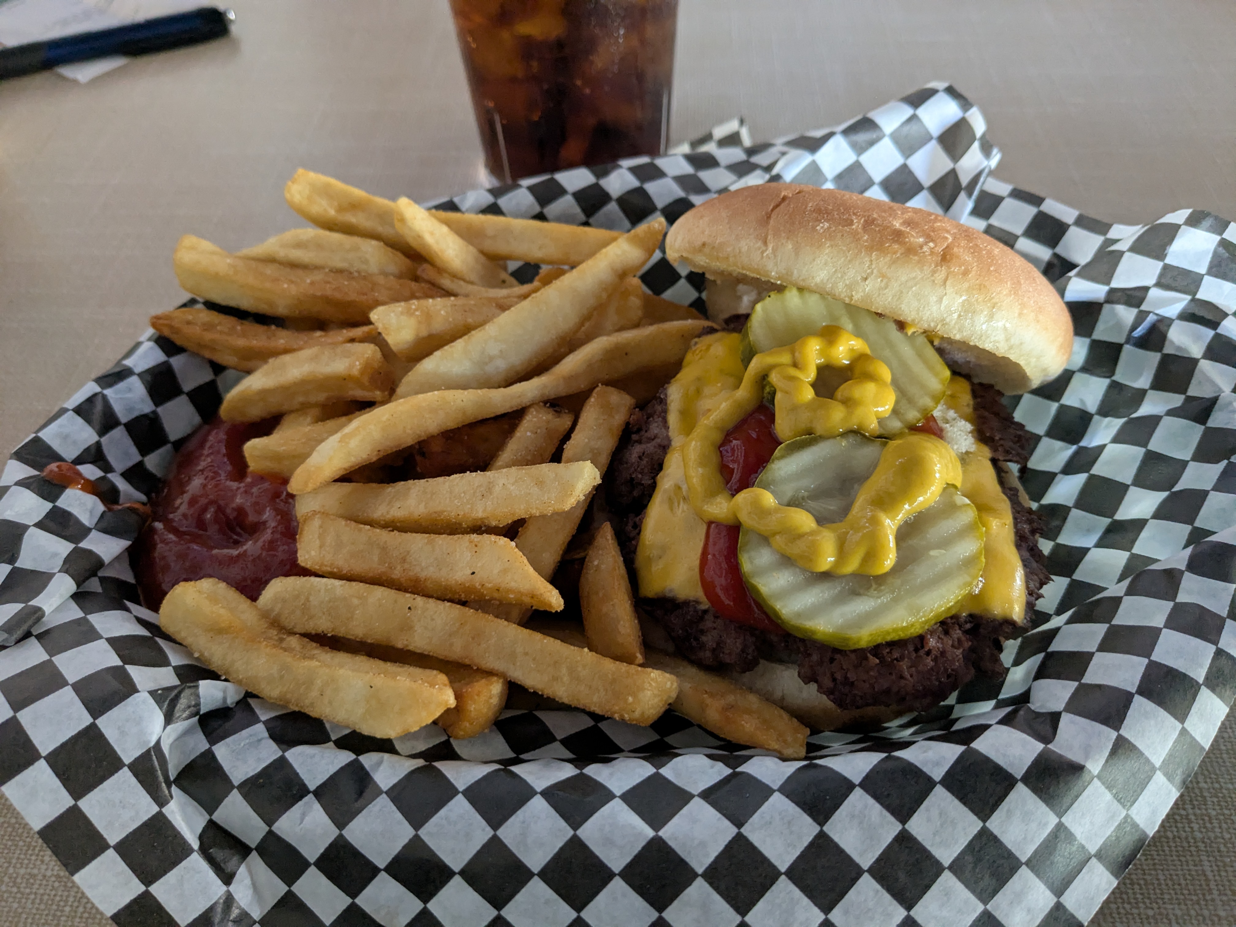 Best Budget Bites: $7 Burger Basket From Como Tap
